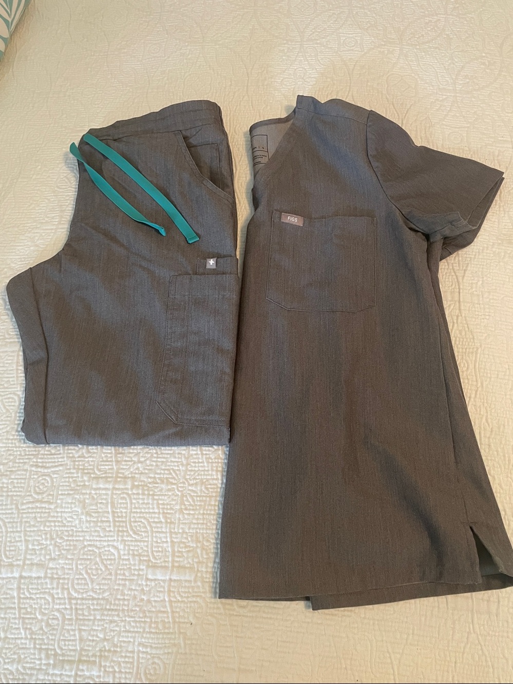 Figs scrub set, color 2582 Graphite Gray.  top Size S, pants S/P